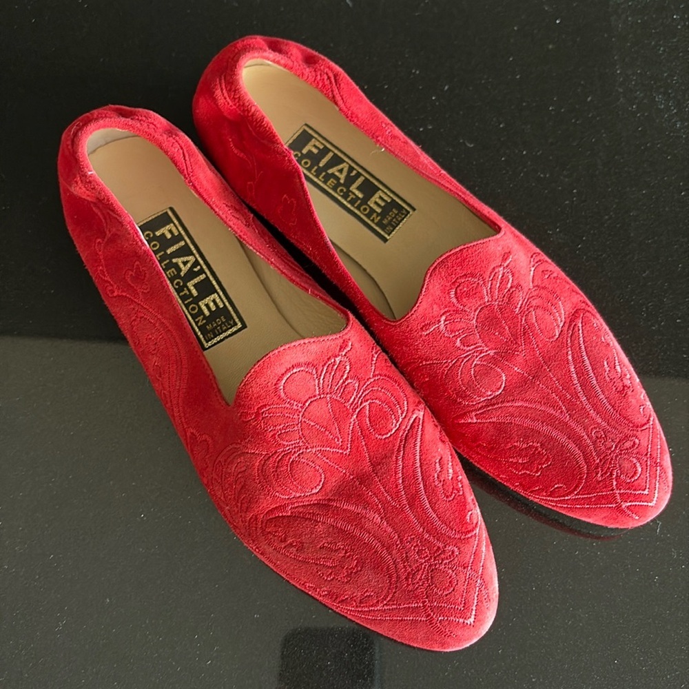 Red Fia’le Collection designer dress shoes. Suede. Embroidery. Size 7N